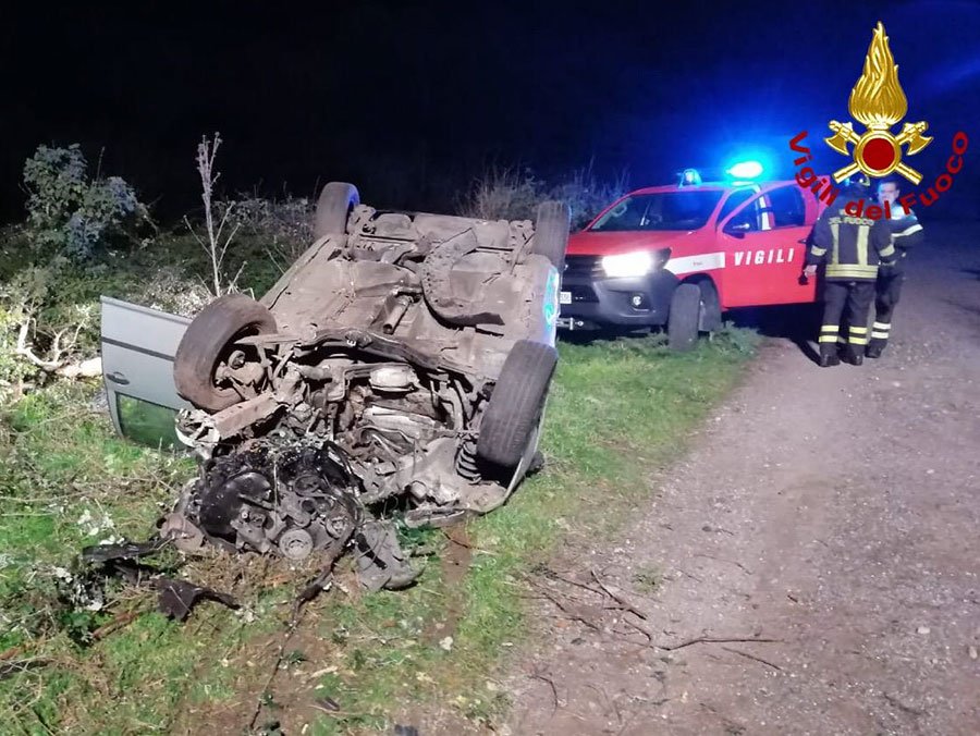 Escono di strada con la Golf: due feriti in ospedale