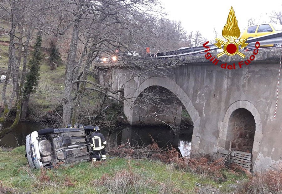 Opel esce fuori strada e, dopo un volo di 15 metri, finisce in riva al rio Taloro