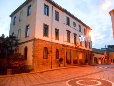 Il Municipio di Macomer di sera (f. P.G.Vacca)