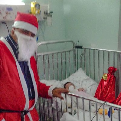 Nuoro. Babbo Natale consegna i doni in Pediatria