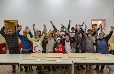 Nuoro. I ragazzi dell'associazione Hasterix preparano il pranzo di Natale alla Caritas (© foto S.Novellu)