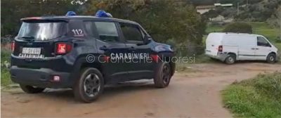 Orani, una pattuglia dei Carabinieri e uno dei furgoni rubati