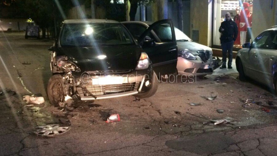 Nuoro. Perde il controllo dell’auto e si schianta contro le macchine in sosta