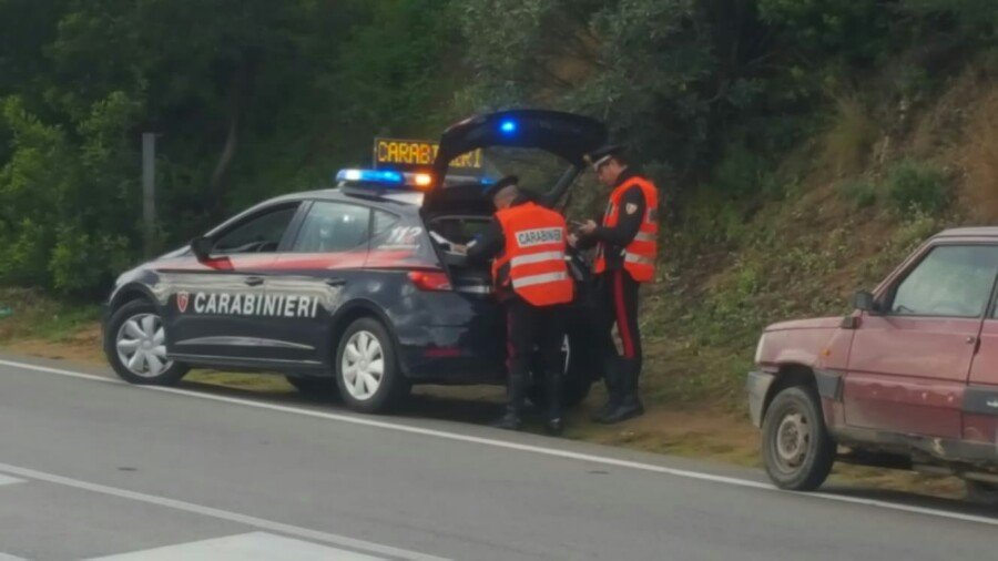 Bloccano il furgone e rubano l’incasso delle slot machines