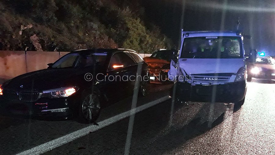 Una Panda si ribalta, si fermano a prestare soccorso ma un autocarro li travolge: tre feriti, uno è grave