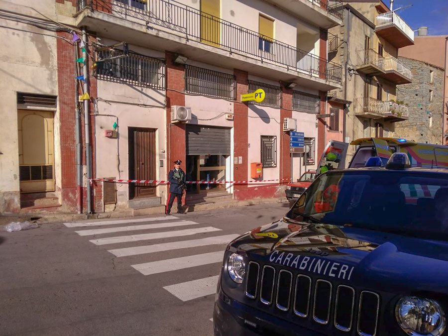 Immobilizza il dipendente e scappa con i soldi. Bandito armato e mascherato rapina l’ufficio postale