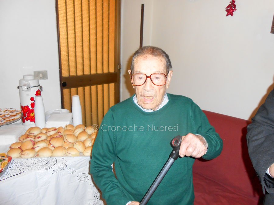 Macomer: il ferroviere “tiu Ninu Sanna” festeggia 103 anni