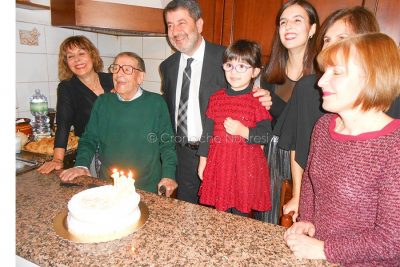 Zio Ninu festeggiato dai parenti e dal sindaco (foto P.G.Vacca)