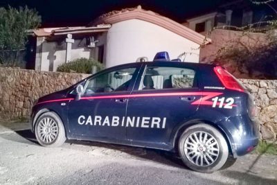 I Carabinieri davanti alla abitazione