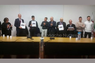 Il momento della consegna della petizione (f.S.Meloni)