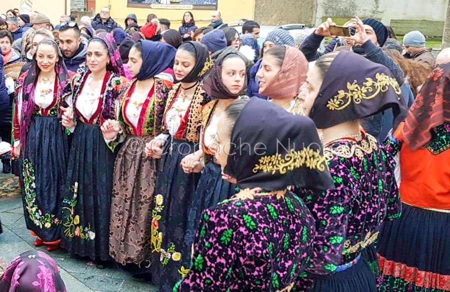 Orune. Le cento donne sfilano nel segno dell’identità contro la violenza di genere