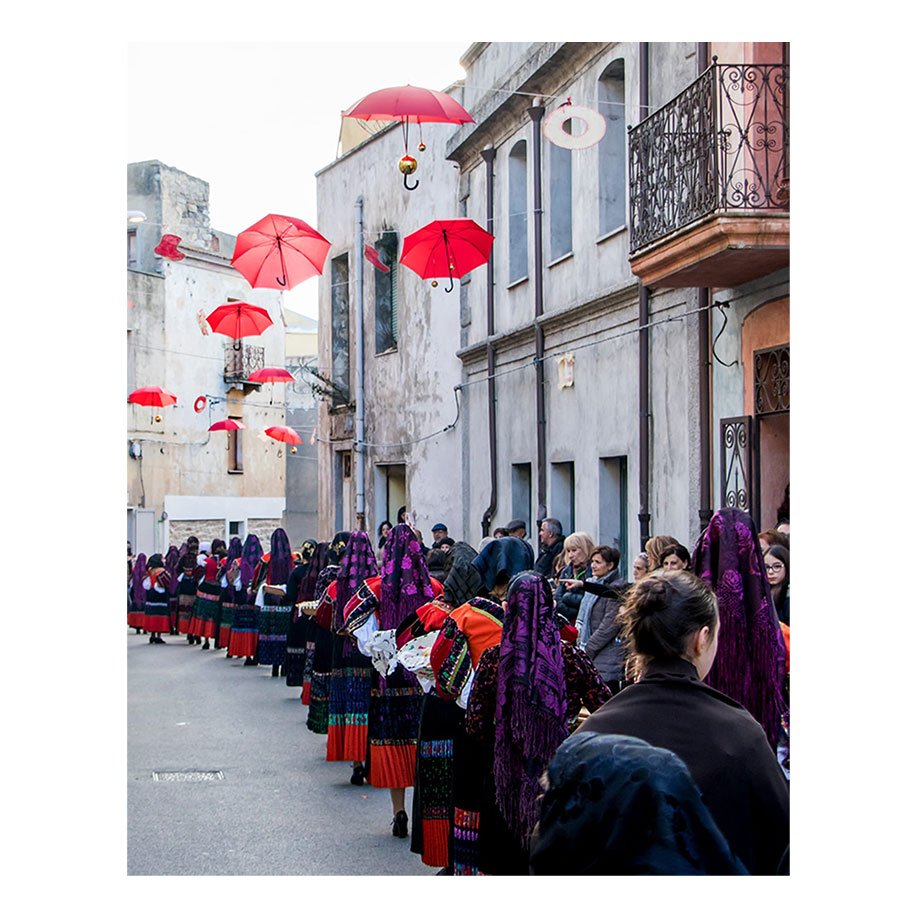 Orune: la sfilata delle 100 donne in abito tradizionale per dire no alla violenza