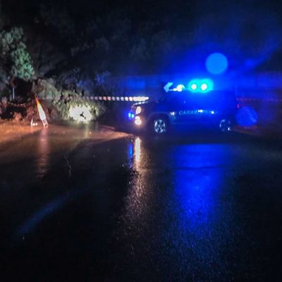 Carabinieri sul luogo dell'allagamento