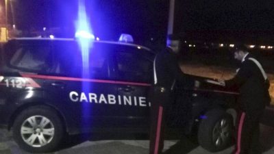 Carabinieri sul luogo dell'incendio