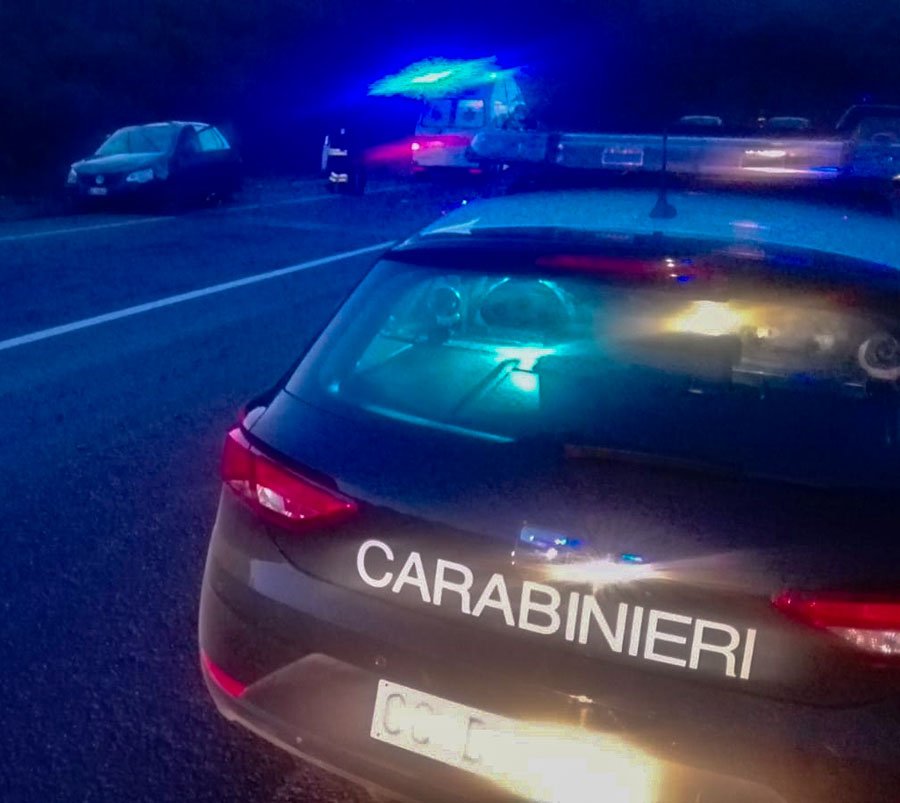 Finisce in ospedale dopo essersi ribaltata sulla carreggiata con l’auto