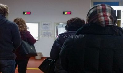 Coda allo sportello ticket dello Zonchello (foto Cronache Nuoresi)