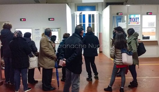 Coda allo sportello ticket dello Zonchello (foto Cronache Nuoresi)