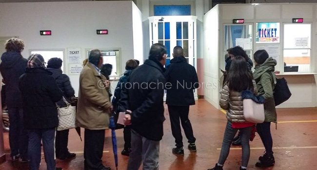 Coda allo sportello ticket dello Zonchello (foto Cronache Nuoresi)