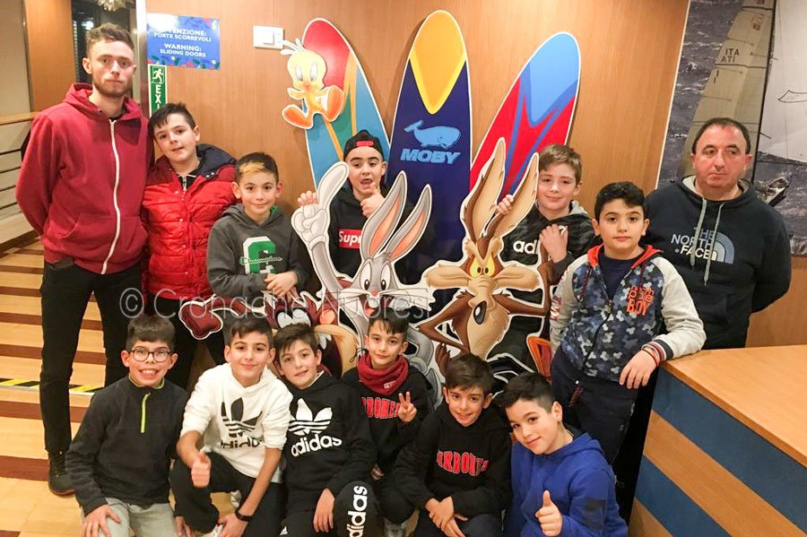 Biglietto del traghetto troppo caro? I Sirbones si fanno sponsorizzare dalla Moby Tirrenia