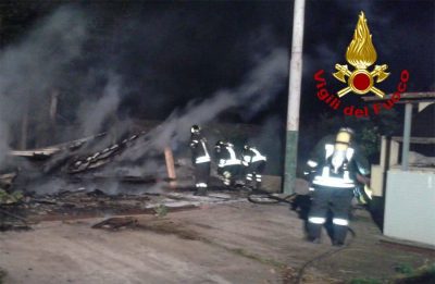 I resti del prefabbricato distrutti dal fuoco