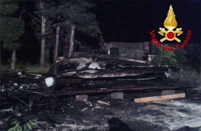 I resti del prefabbricato distrutti dal fuoco