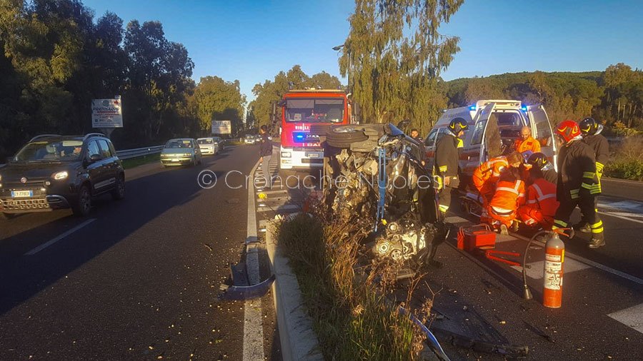 Nuoro. Perde il controllo dell’auto e si schianta contro lo spartitraffico