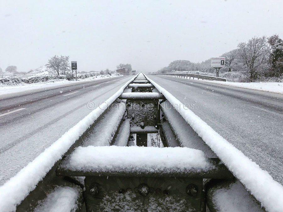 Emergenza neve sulla 131. Deviazione del traffico pesante a nord e a sud per evitare Campeda