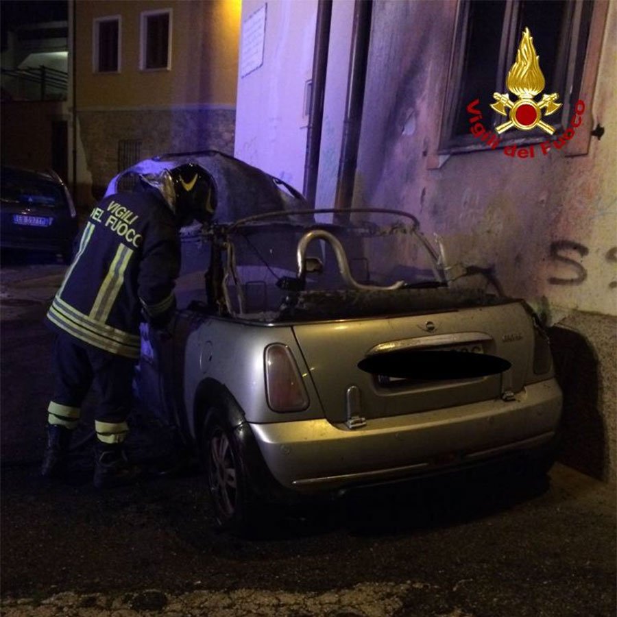 L'auto distrutta dalle fiamme
