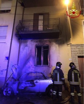 Vigili del fuoco al lavoro sul luogo dell'incendio