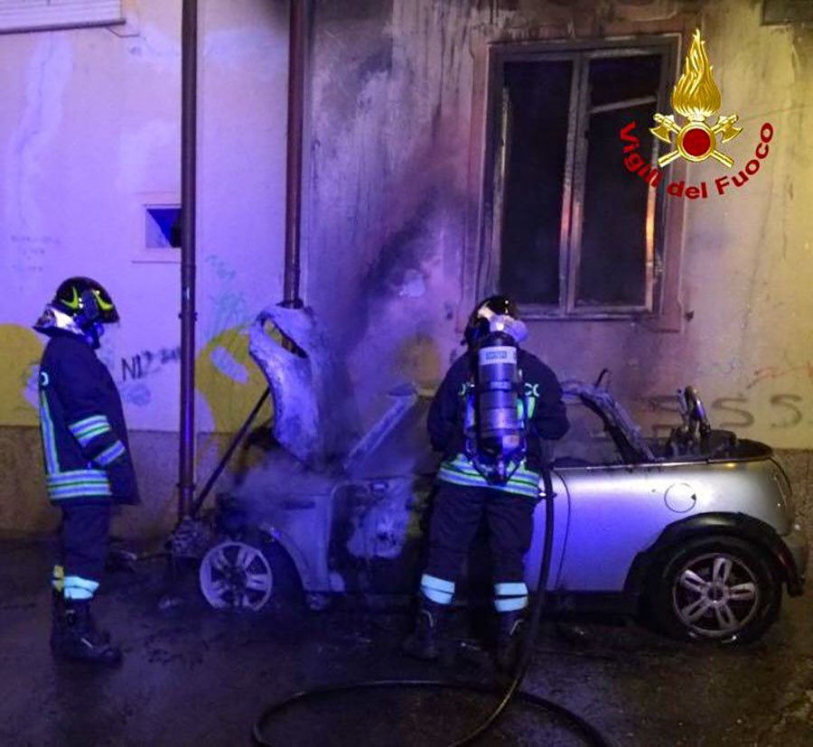 Attentato incendiario a Nuoro: distrutta dalle fiamme una Mini Cooper