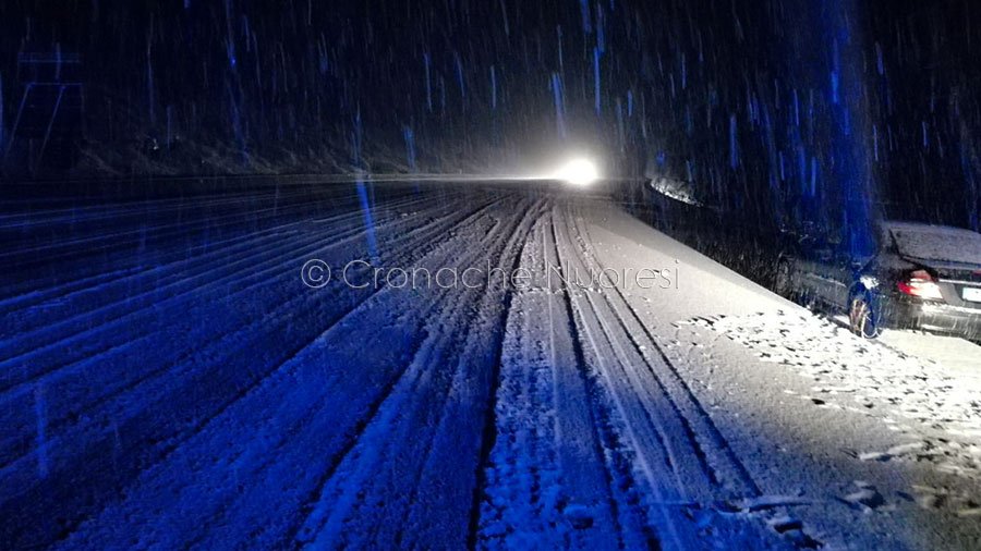 Rischio neve e gelate nelle strade del Nuorese, in azione spargisale e spazzaneve