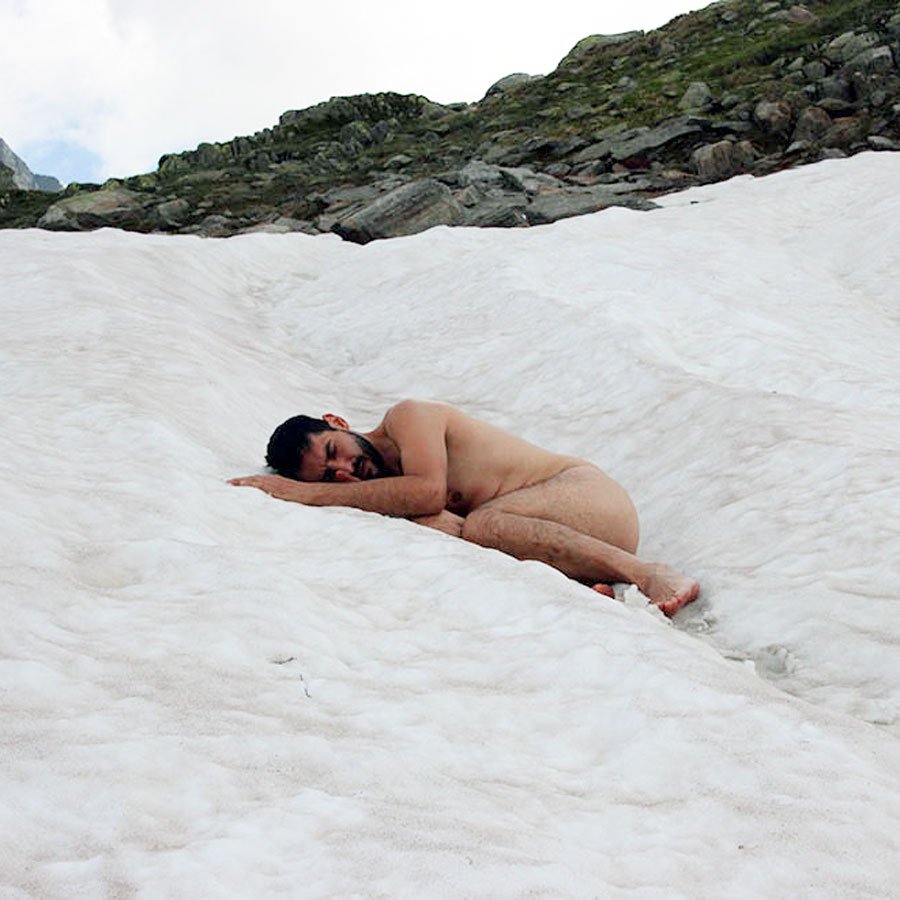 Nicola Mette protesta contro la discriminazione nel Giorno della Memoria