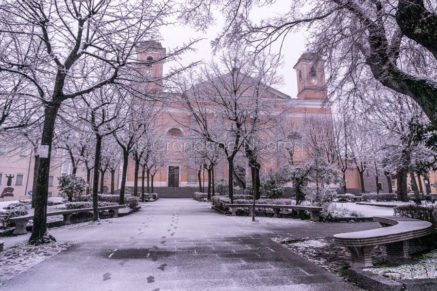 La neve fa la sua comparsa a Nuoro. Il sindaco Soddu: “per ora tutto sotto controllo ma prudenza”