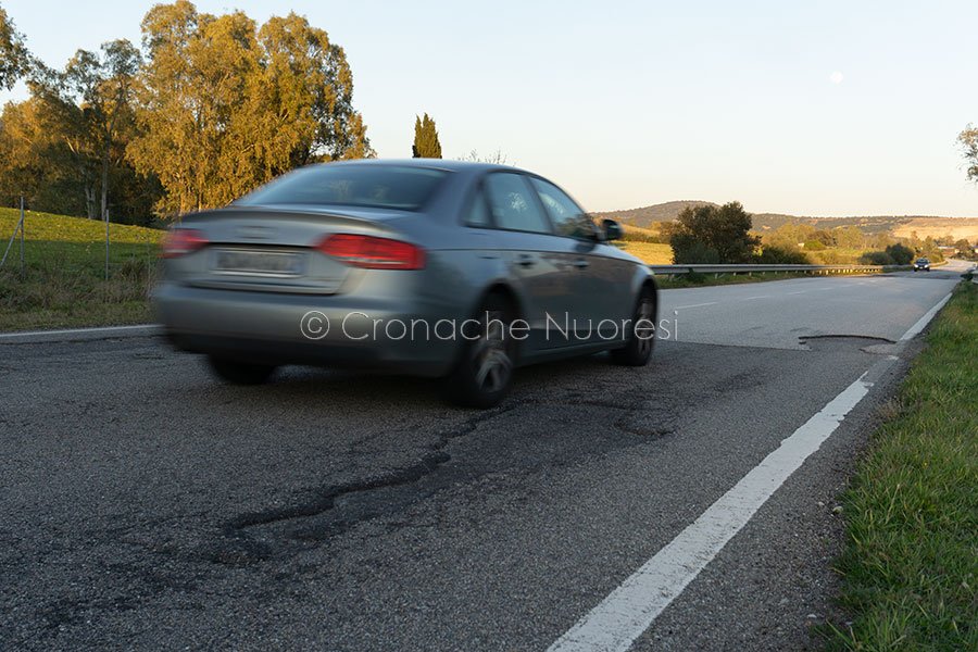 Asfalto devastato sulla Provinciale 25: nel coro delle proteste anche gli operatori del 118