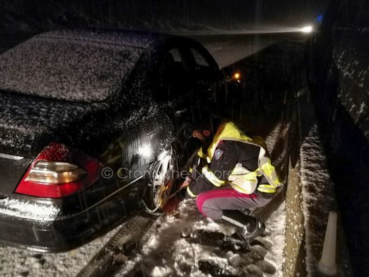 Un agente della Stradale aiuta un automobilista in difficoltà