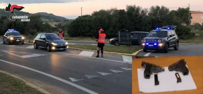 Un posto di blocco dei Carabinieri e le due pistole sequestrate