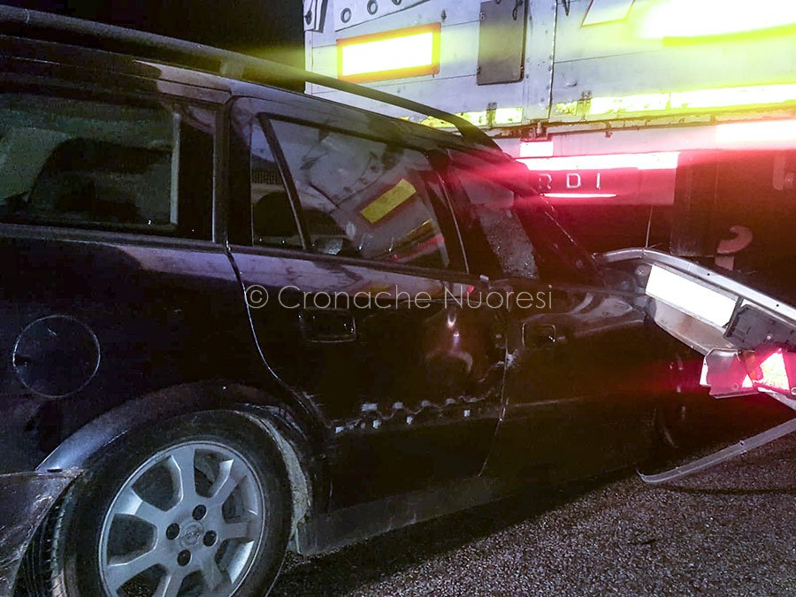 Tampona un camion in avaria  a bordo strada e finisce in ospedale