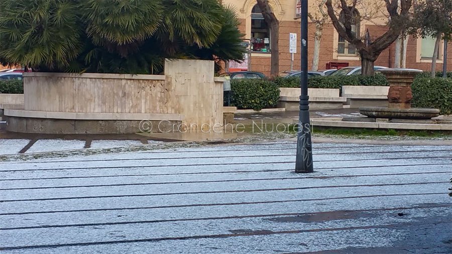Nuoro. A metà mattina pochi minuti di neve regalano gioia ai cittadini