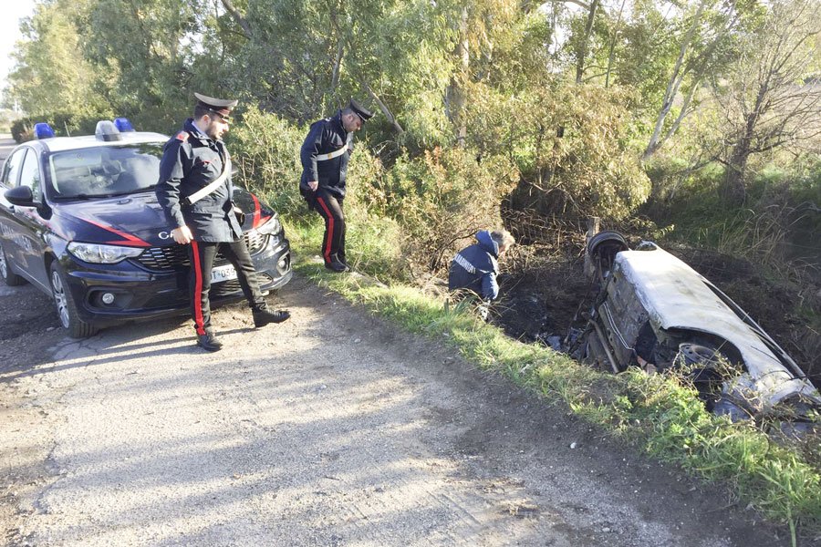 Carcassa di auto gettata in una scarpata e data alle fiamme: indagano i Carabinieri