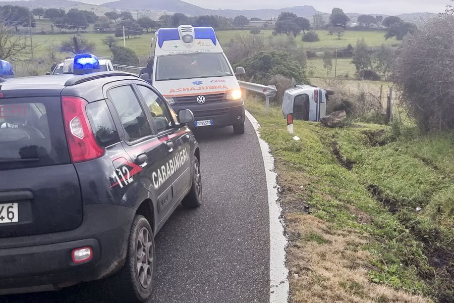 Oniferi. Fiat 600 si ribalta e finisce in cunetta: un ferito