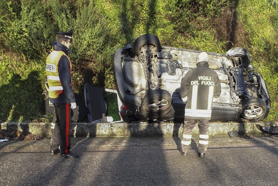 Ford Focus perde aderenza e si ribalta: 50enne nuorese finisce in ospedale