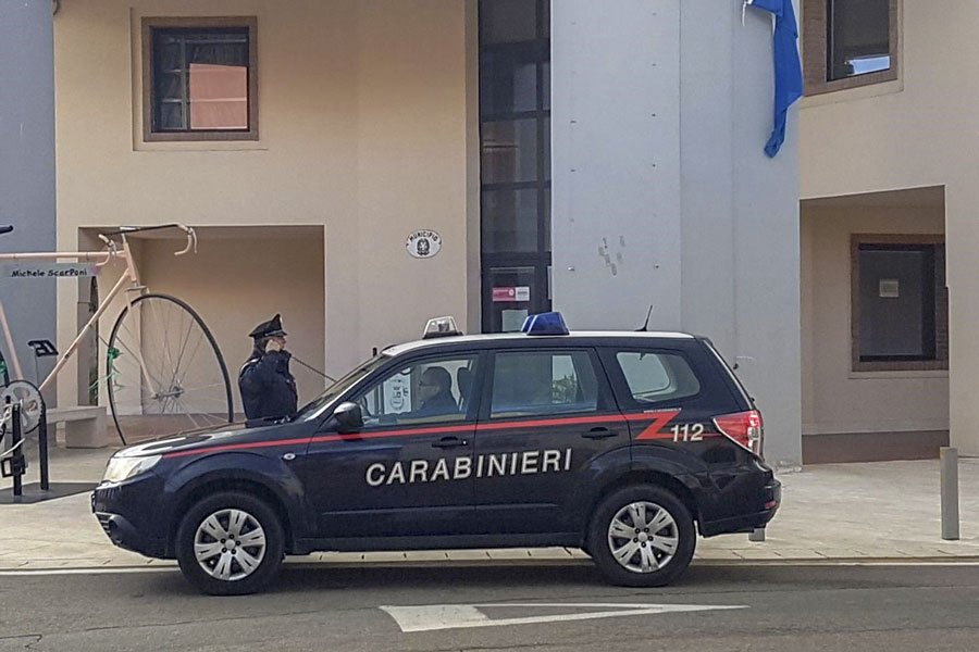 I ladri  entrano nel bar della scuola e fanno razzia dei prodotti