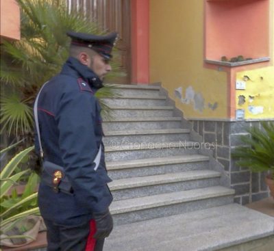 Carabinieri davanti alla casa dove è stato ritrovato il corpo del ragazzo