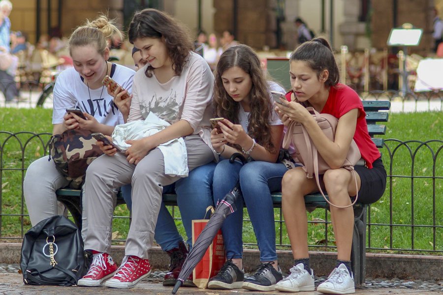 Cellulari in classe? La proposta di legge è di divieto assoluto, anche per gli insegnanti