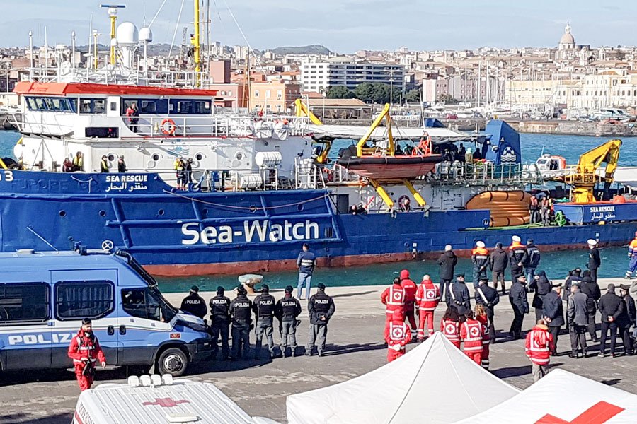 La Sea Watch attracca nel porto di Catania con 47 migranti compresi 15 minorenni