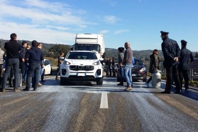 Protesta del latte al bivio per la Statale 129 (foto S.Novellu)