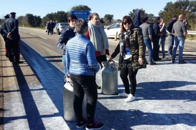 Protesta del latte al bivio per la Statale 129 (foto S.Novellu)