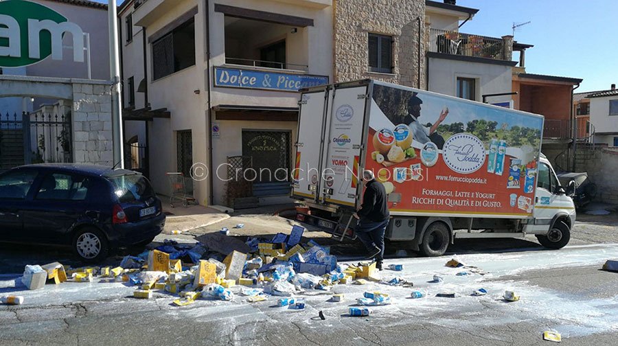 Guerra del latte: accerchiano e assaltano un furgone frigo carico di latte