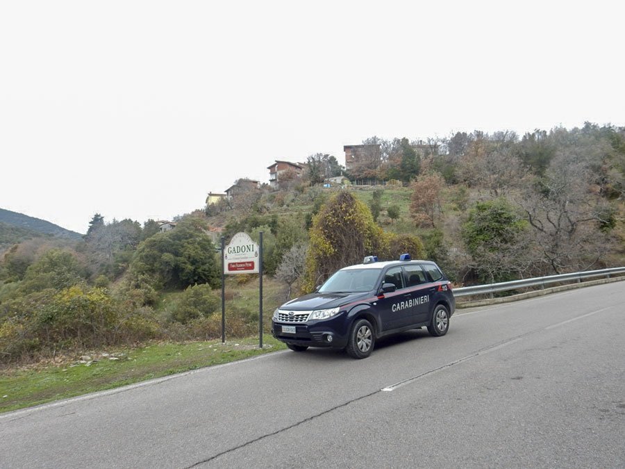 Investe un pedone mentre fa manovra per parcheggiare