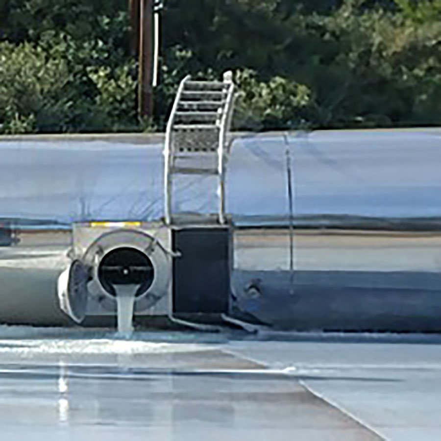 Autista minacciato e costretto a svuotare una cisterna di latte